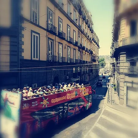 Bed Morelli 49 , Chiaia Oda ve Kahvaltı Napoli