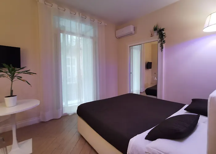 Bed Morelli 49 , Chiaia Bed and Breakfast Νάπολη