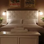Bed Morelli 49 , Chiaia Bed & Breakfast Neapel